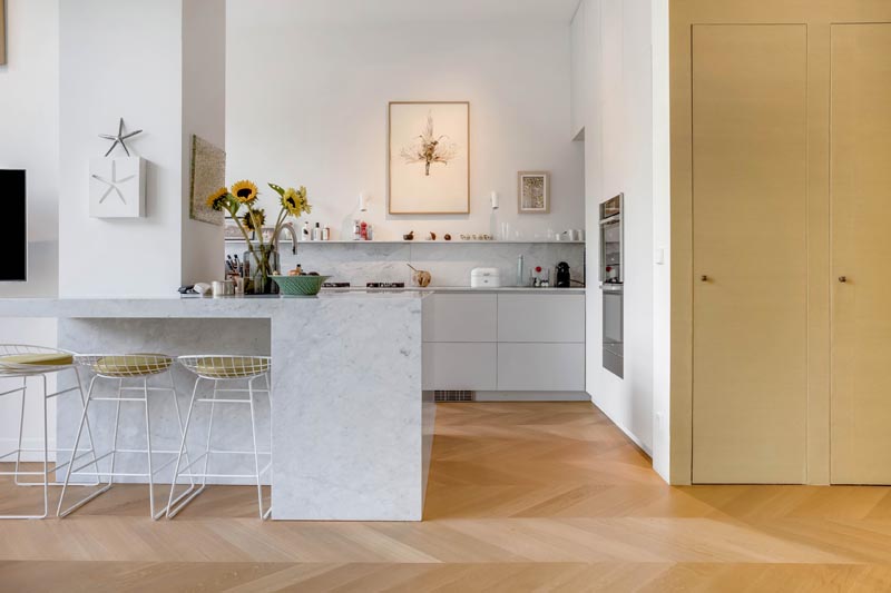 moderne keuken met hoongaarsepunt vloer